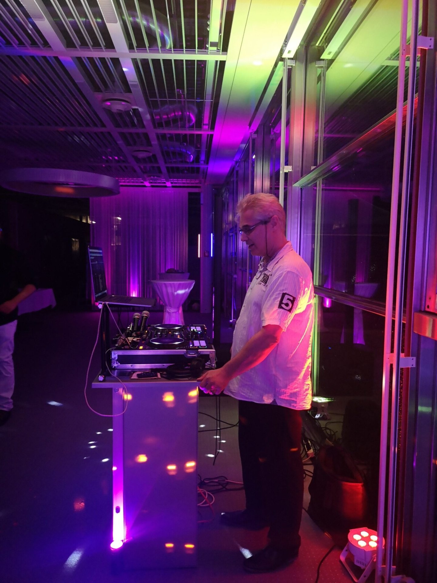 DJ live in Aktion mit farbiger Lichtshow